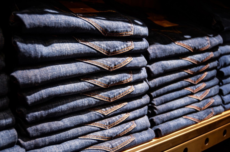 magasin-FORCALQUEIRET-min_jeans_pants_blue_shop_shopping_shelf_exhibition_buy-940702